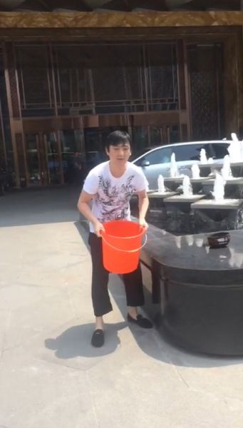 王思聰在進行冰桶挑戰(zhàn)。