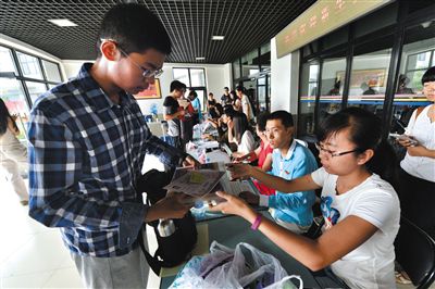 8月23日，清華大學(xué)新生在辦理入學(xué)手續(xù)。