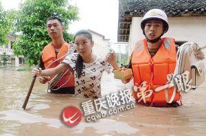 長壽區(qū)，消防官兵搜救被困群眾。