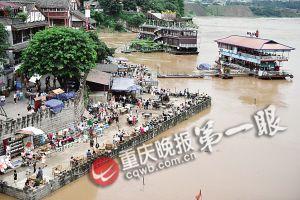 沙坪壩區(qū)磁器口，江水逼近休閑平臺。