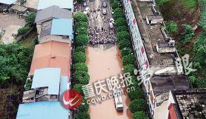 昨下午六點半，統(tǒng)景鎮(zhèn)上許多街道被淹，此時水位還在上漲。(重慶晚報航拍圖片)