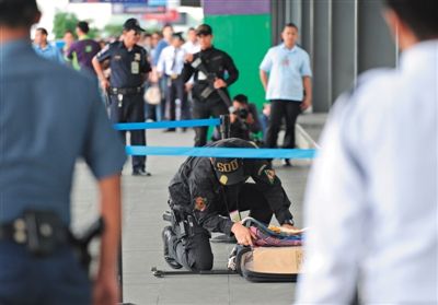 當地時間9月1日，菲律賓國家調查局人員在馬尼拉國際機場破獲一起可疑汽車炸彈攻擊事件，逮捕4名嫌犯。