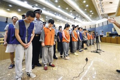 庭審現(xiàn)場(chǎng)。昨日，26名跨國(guó)電信詐騙嫌疑人在市一中院受審。