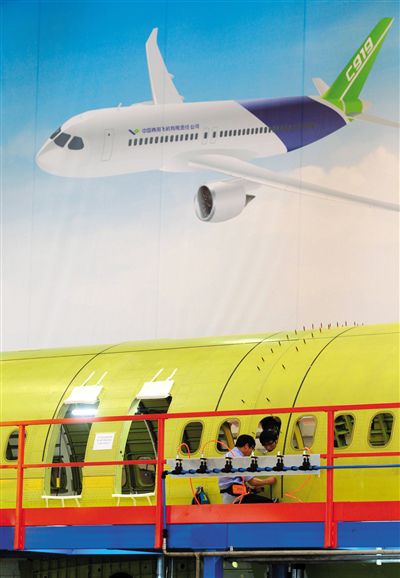 昨日，中國(guó)商飛總裝制造中心技術(shù)人員對(duì)接C919首架機(jī)的機(jī)體。新華社記者 丁汀 攝