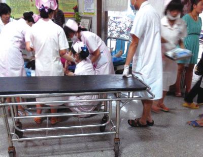 9月22日，在湖南省醴陵市第二醫(yī)院，爆炸事故傷員在接受救治（手機拍攝）。新華社發(fā)