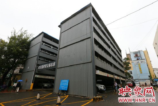 目前，市區(qū)內(nèi)的停車(chē)場(chǎng)數(shù)量還不能滿足廣大市民的需求。