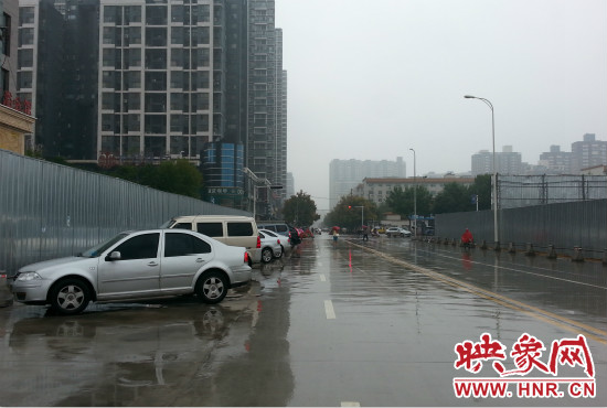 由于停車(chē)場(chǎng)分配不均，廣大私家車(chē)主選擇將車(chē)停在路邊。