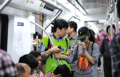 地鐵14號(hào)線，一名乘客正在車廂內(nèi)飲食。