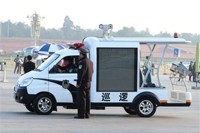 國慶節(jié)將至，昨日，天安門廣場增設新型巡邏車。該車配有遠射燈、顯示大屏、車頂攝像頭等設備。圖/CFP