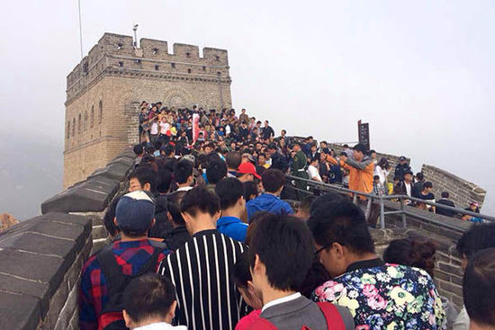 北京八達嶺長城，游客在長城上艱難移動。