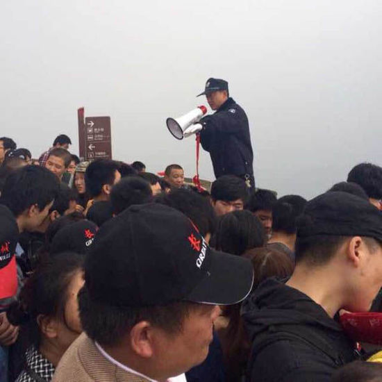 八達嶺長城上保安在維持秩序。