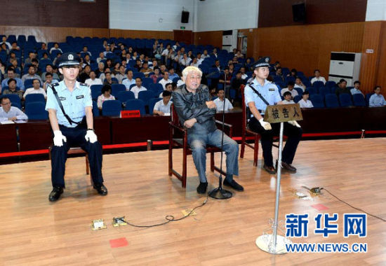 9月29日，方廣云在庭審現(xiàn)場。當(dāng)日，“合肥房叔”腐敗窩案核心人物方廣云在安徽省廬江縣出庭受審。 新華社記者 郭晨 攝