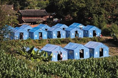 　昨日，云南省景谷縣永平鎮(zhèn)芒費(fèi)村地震中70受損戶，部分村民安置在帳篷里。