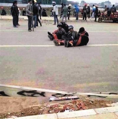 14日，沖突現場，幾名頭戴鋼盔的人被捆綁著。圖/東方IC