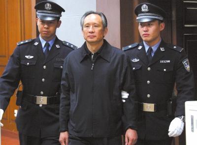 昨天，被告人張曙光在法庭上聽取宣判。新華社發(fā)