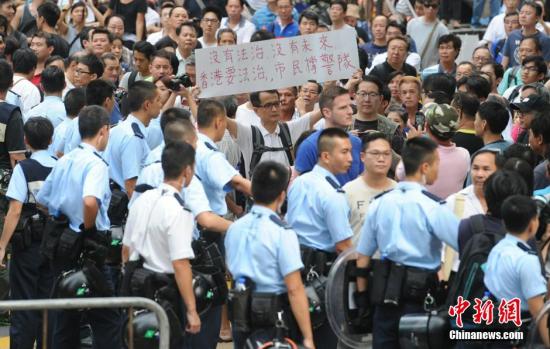10月22日，有反對“占中”的市民前往旺角的非法占領區(qū)展示橫額，支持香港警隊。中新社發(fā) 譚達明 攝