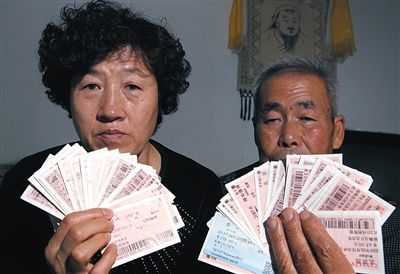 尚愛云夫婦展示上訪留下的車票,這些只是一部分。