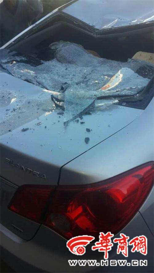 事發(fā)現(xiàn)場一輛伊蘭特轎車后擋風(fēng)玻璃破碎，車頂被砸出坑。記者 祁銘 攝