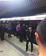 昨日18時57分，北京地鐵5號線惠新西街南口一女子遭遇不幸。昨晚9時記者在中日友好醫(yī)院發(fā)現(xiàn)女子已不幸身亡，女子遇險是被夾在安全門和地鐵門中間，列車啟動后掉下站臺。