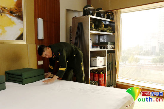 　11月7日，一名武警官兵在APEC駐地中國大飯店的房間內(nèi)整理內(nèi)務(wù)。