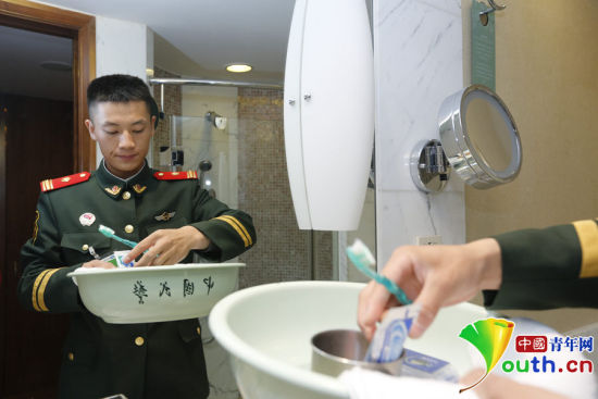 駐守APEC駐地中國大飯店的武警官兵將自己平時(shí)使用的臉盆、毛巾等帶到酒店房間。