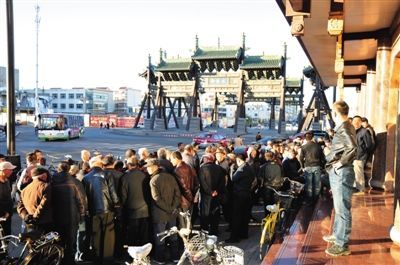 11月3日，大同市四牌樓附近，耿彥波“粉絲團(tuán)”在聚眾討論。