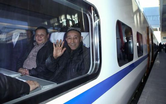 11月16日，旅客乘坐從烏魯木齊南站首發(fā)的D8602次列車。
