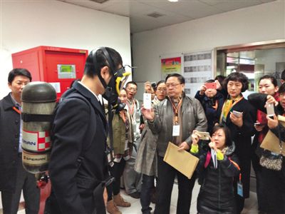 昨天，地鐵4號線北京南站站，地鐵工作人員為人大代表演示應急氧氣瓶佩戴方式。新京報記者