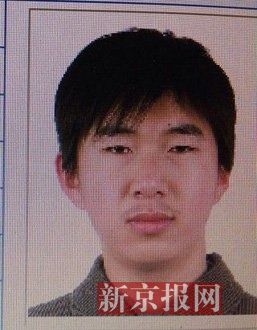 犯罪嫌疑人李小龍，27歲，唐山樂亭人。村干部說(shuō)李小龍經(jīng)常把自己關(guān)在家里