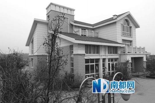 　馬超群在赤土山村村委會旁的別墅，就是以“自來水維護(hù)站”的名義拿的地。