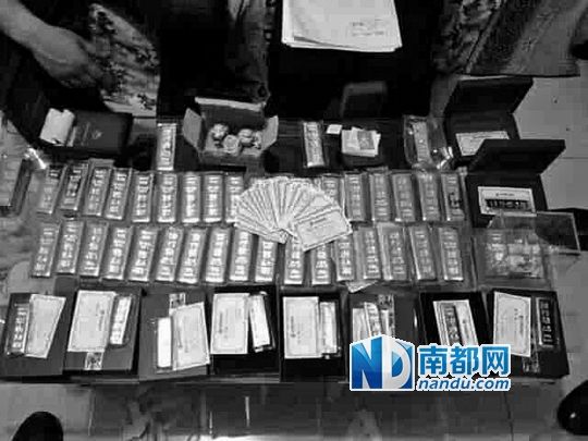 　馬超群家中金條清點(diǎn)現(xiàn)場。