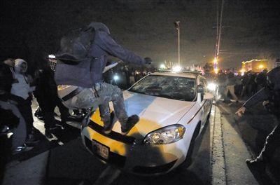 11月24日，圣路易斯市，示威者得知涉案警察被免予起訴消息后表達(dá)不滿?！? width=