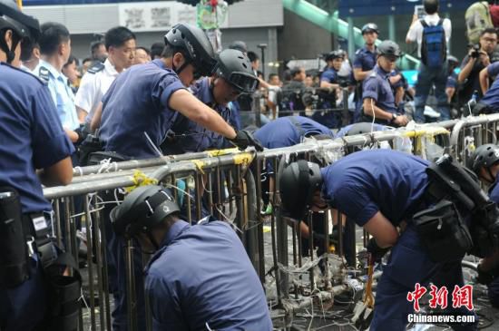 11月26日，香港法庭執(zhí)達(dá)主任在旺角彌敦道執(zhí)行禁制令，清除非法障礙物，后因受阻而要求警方協(xié)助執(zhí)行。