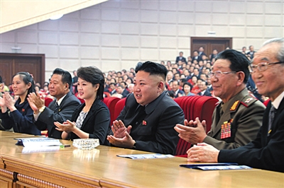 　5月19日，金正恩和夫人李雪主觀看演出，金與正（左一）坐在金正恩右邊第三個(gè)位置。