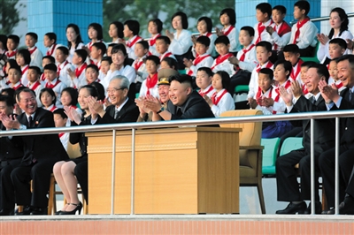 5月2日，金正恩與金與正（前排左二）一起觀看比賽。