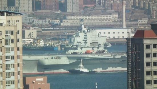 青島軍港周?chē)邩橇至?，一睹遼寧號(hào)真容只需要一個(gè)好天氣（資料圖片）