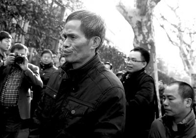 被告人林森浩的父親林尊耀準備進入法院。