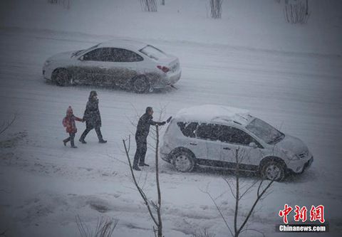 12月8日，經(jīng)過一夜降雪，烏魯木齊已是皚皚白雪一片。（圖片來源于中新網(wǎng)）