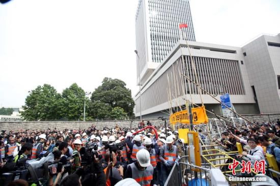 12月11日上午，香港非法“占領區(qū)”清除障礙物。
