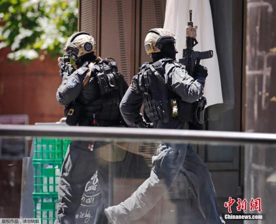 目前咖啡館已經(jīng)關閉，警方，包括全副武裝的特警隊已經(jīng)將咖啡館包圍。