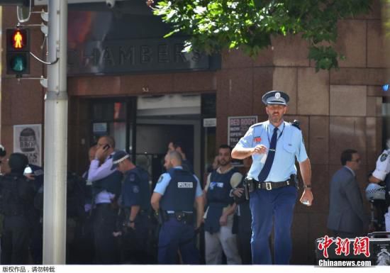 發(fā)生人質(zhì)劫持的咖啡屋位于馬丁廣場，是悉尼市最為繁忙的中央商業(yè)區(qū)。
