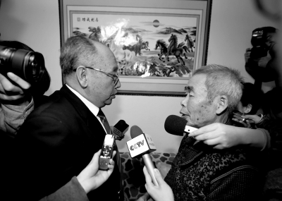 15日，內(nèi)蒙古高院副院長趙建平（左）帶隊向呼格吉勒圖父母送達再審法律文書。