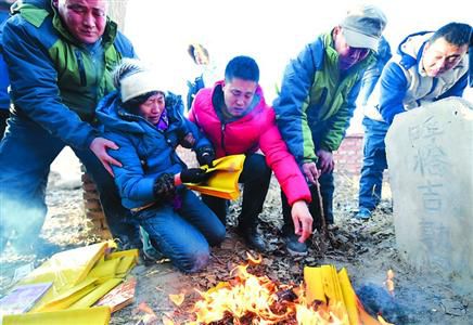 昨日，呼格吉勒圖的父母揣著無罪判決書的復(fù)印件來到兒子墳前祭奠?！?新華社