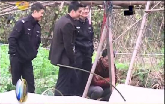一個見習警官，一個二級警司，和一個便衣人員站在菜地里笑。