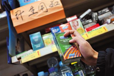 清苑路“世紀(jì)華聯(lián)超市清友園店”的貨架上，擺放著購自網(wǎng)店的“高仿”避孕套。