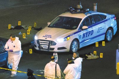 美國紐約兩名警察20日在巡邏車內(nèi)突遭槍擊身亡。紐約警察局長威廉·布拉頓說，槍手行兇后跑入附近一座地鐵站飲彈自盡，沒有跡象顯示這起血案與恐怖主義有關(guān)聯(lián)。