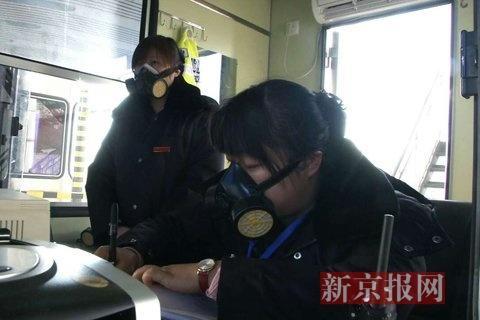 收費員戴防毒面具上班。當?shù)鼐W(wǎng)友供圖