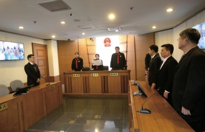昨日，鄒恒甫及北大有關(guān)負(fù)責(zé)人并未到庭，圖為法官正在進(jìn)行宣判。
