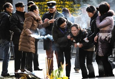 昨日，上海，外灘踩踏事件遇難者家屬來到事發(fā)地獻花祭奠。