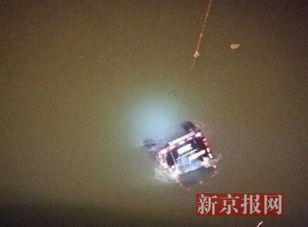 運鈔車打撈現(xiàn)場。